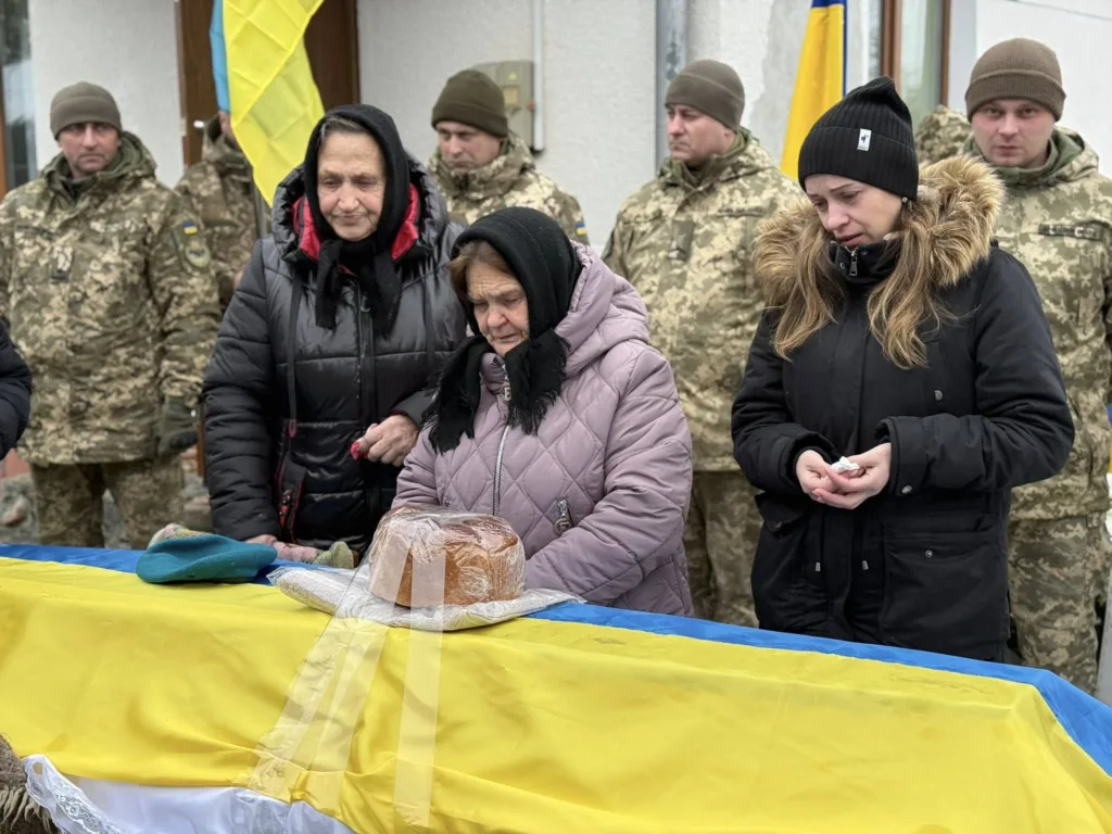 Прощання з військовим під українським прапором