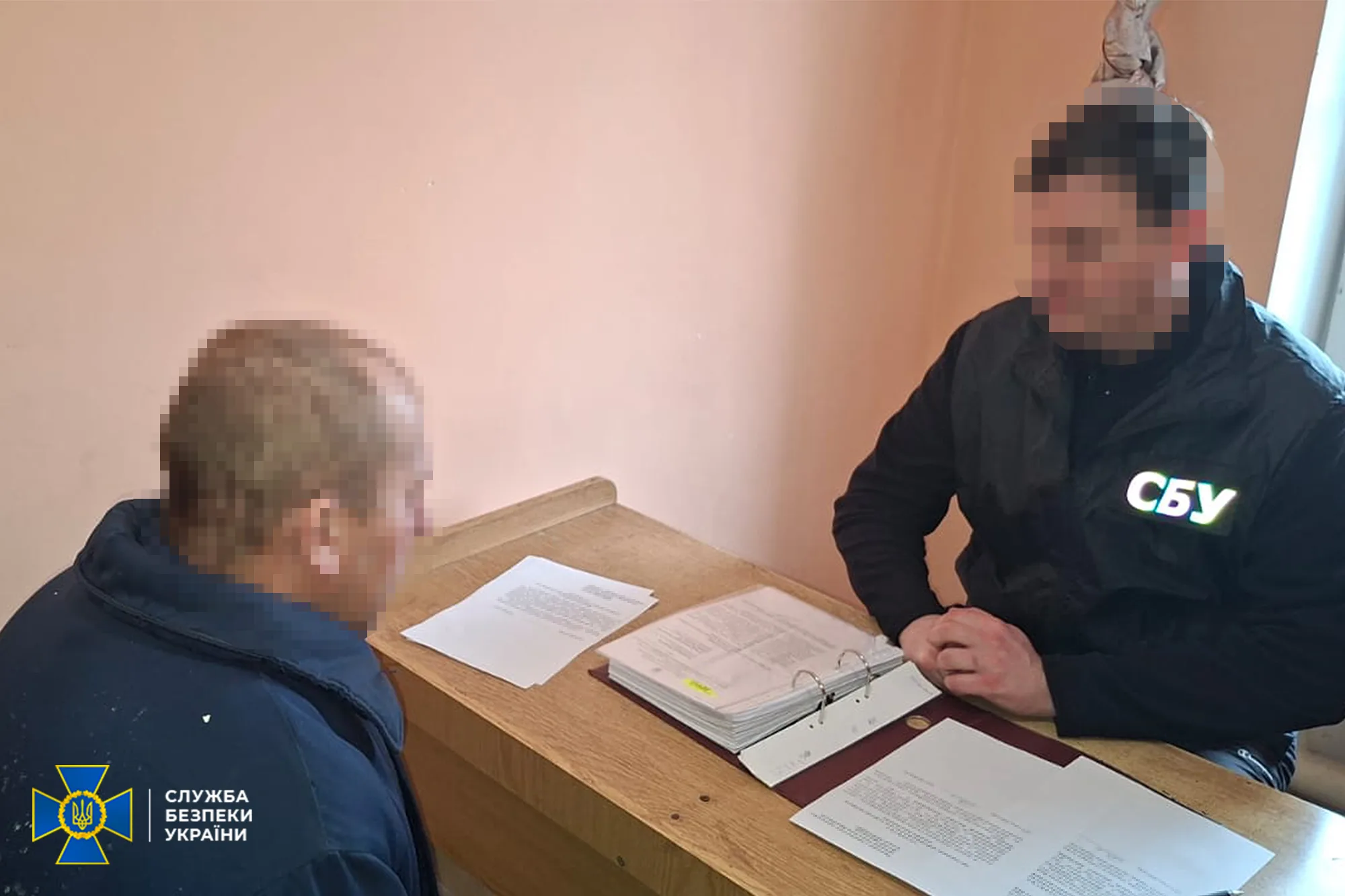 Офіцер СБУ проводить допит підозрюваного у кабінеті