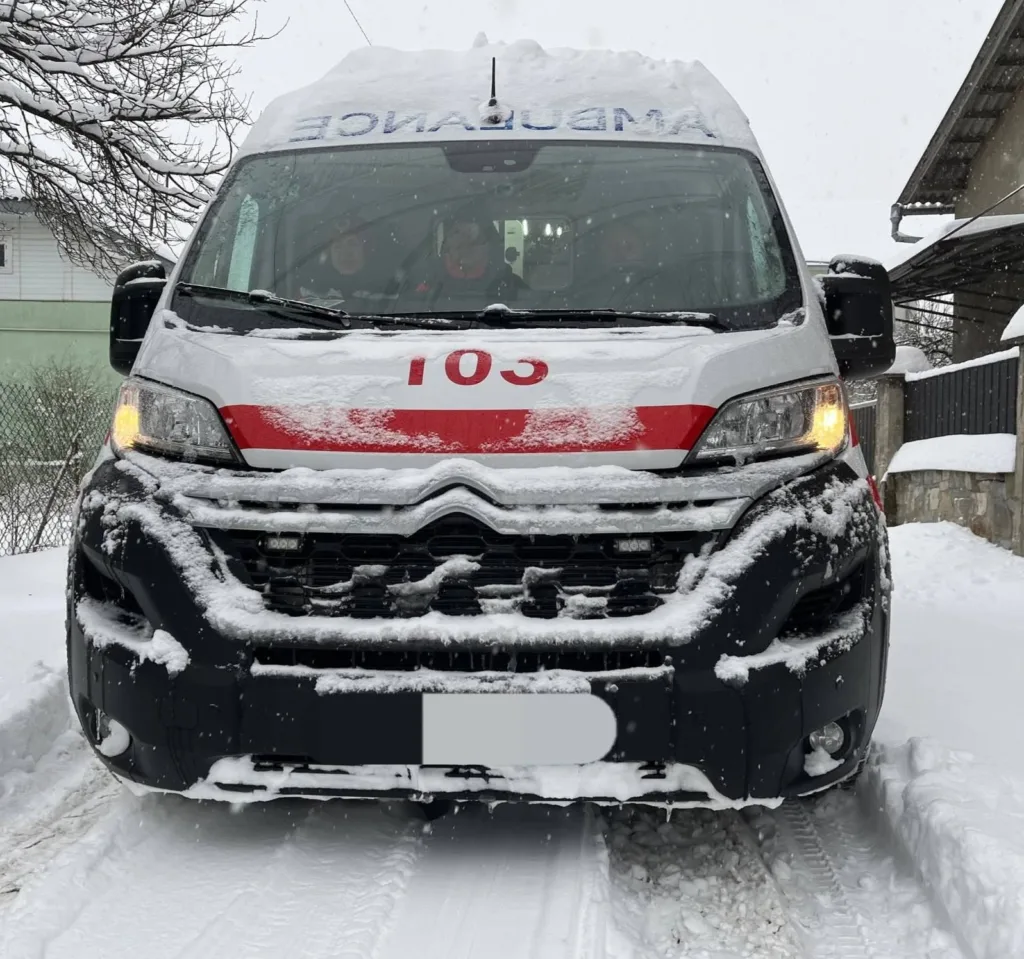 Швидка допомога в снігу взимку