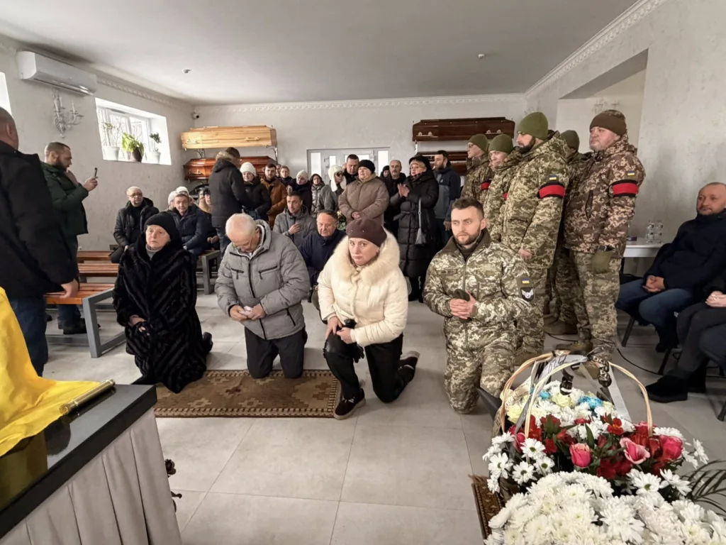 Люди прощаються із загиблим військовим у залі