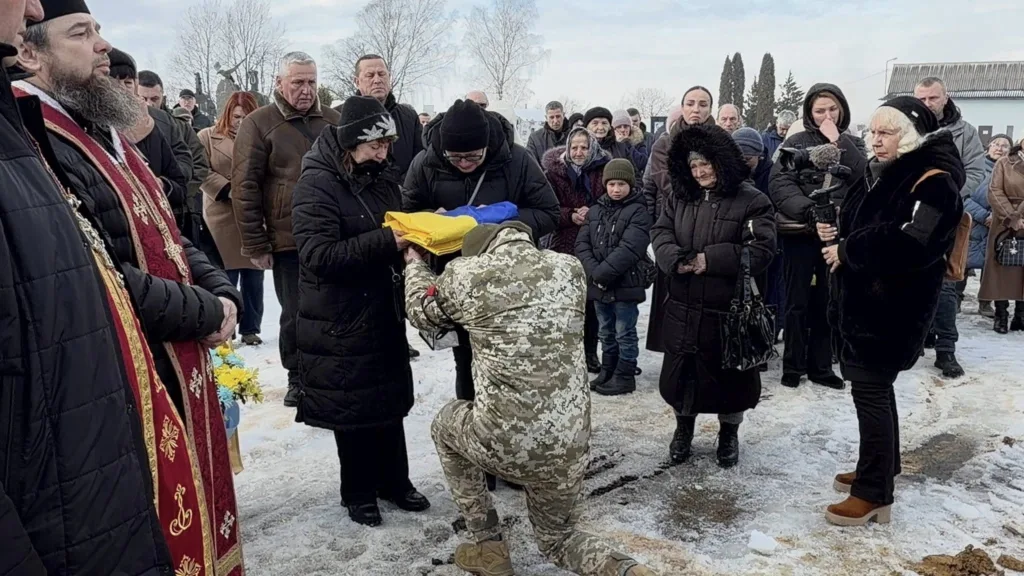 Прощання з українським військовим під час похорону