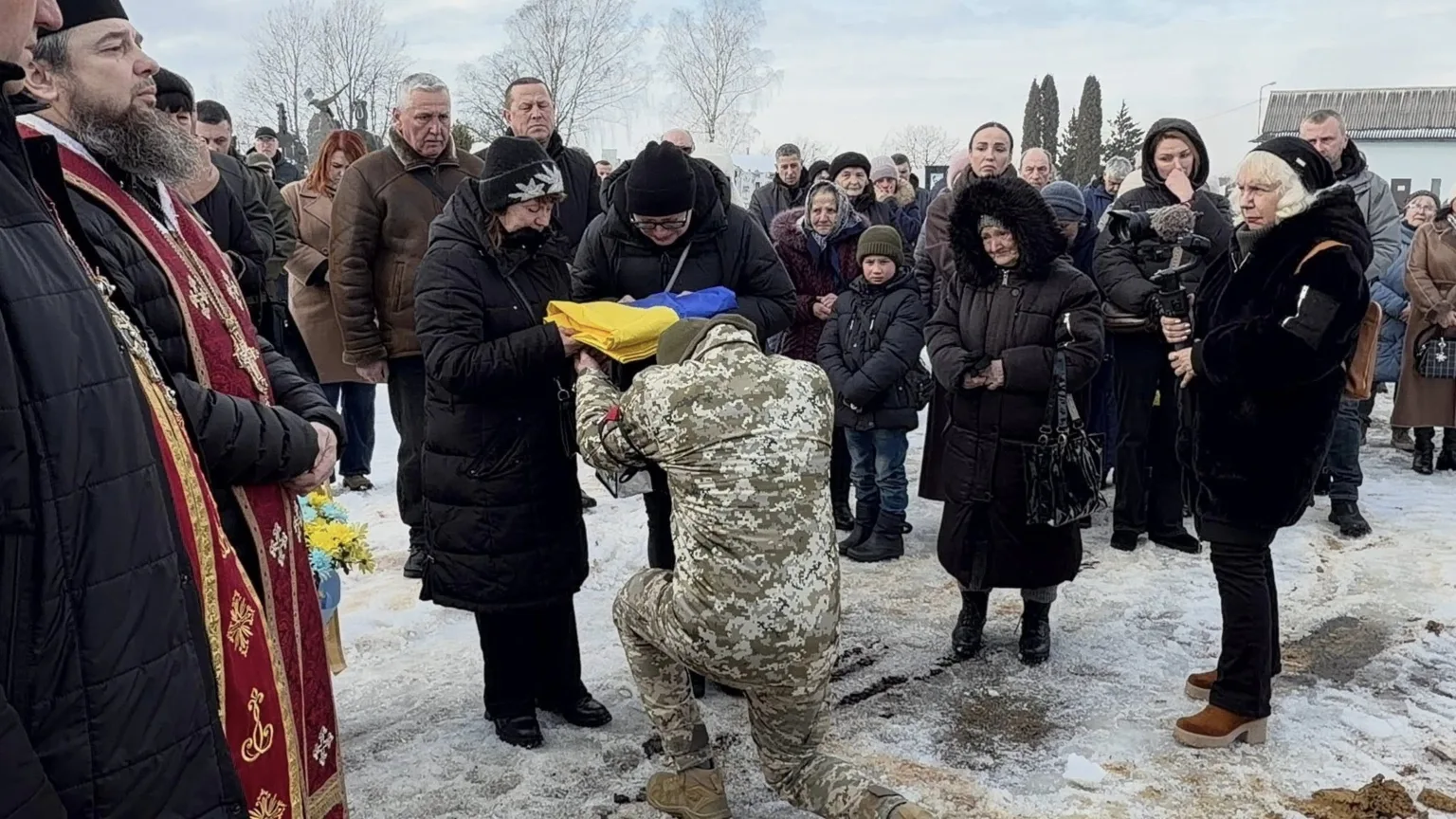 Прощання з українським військовим під час похорону