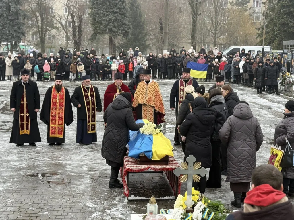 Прощання з військовим під українським прапором