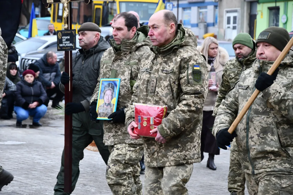 Військові несуть портрет загиблого героя України