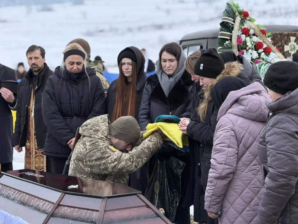 Прощання з військовим на похороні взимку