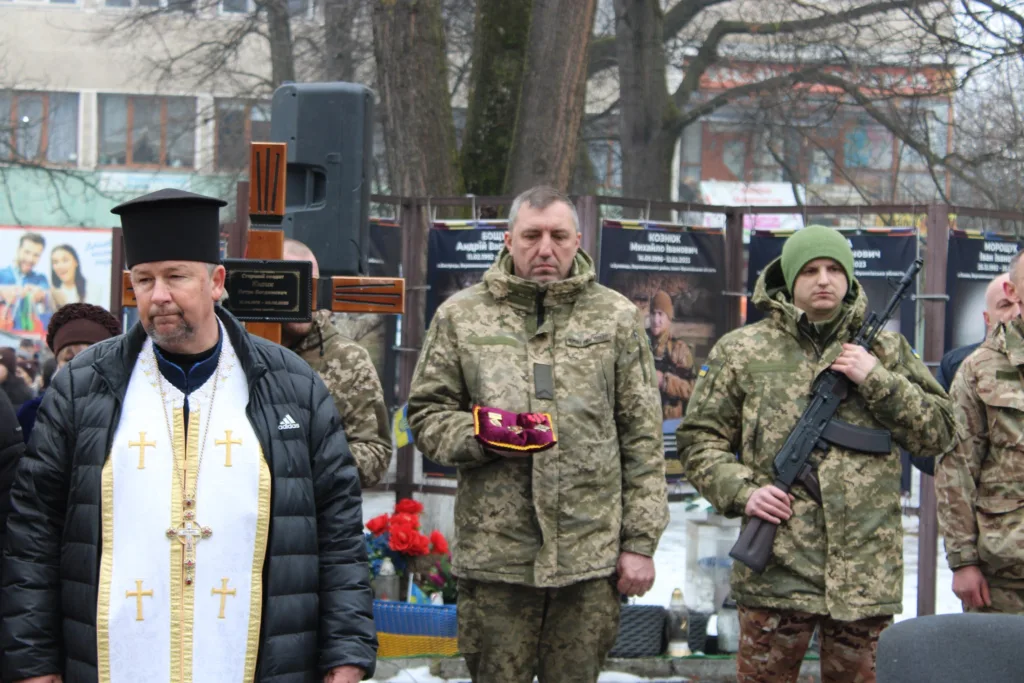 Священник і військові на церемонії вшанування героїв