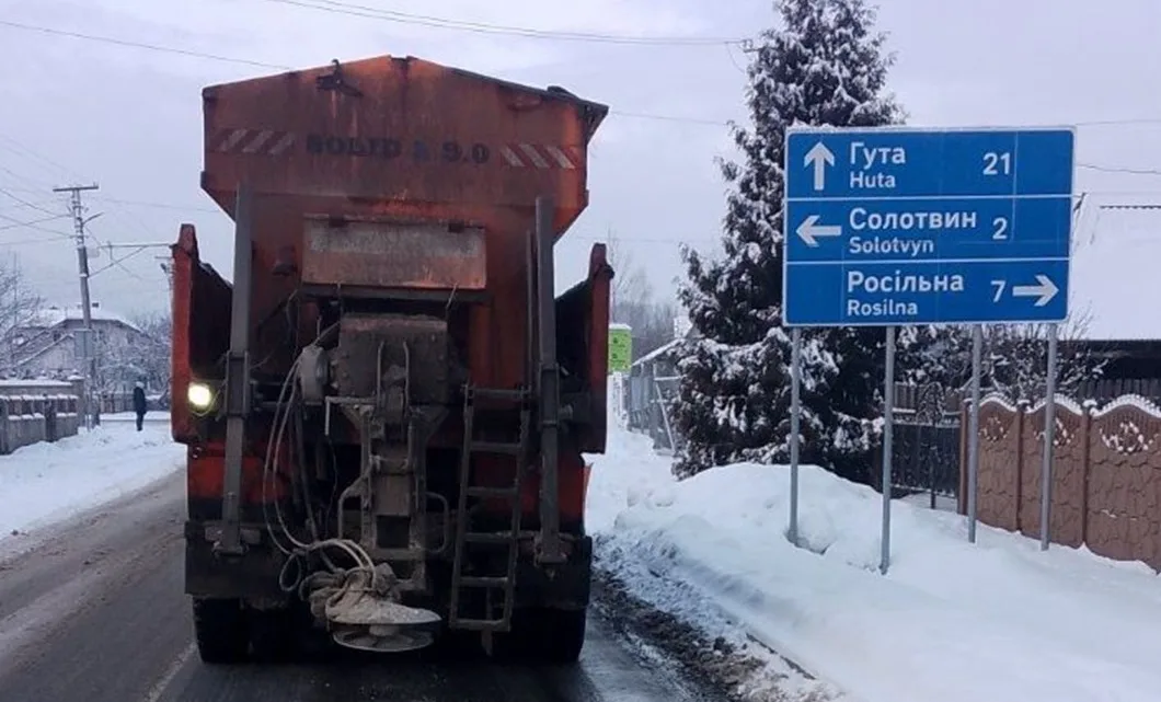 Снігоочисна машина на зимовій дорозі в Карпатах