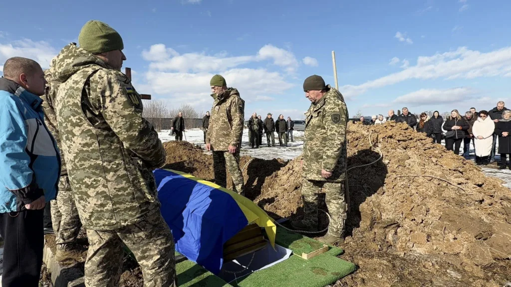 Військові ховають героя під українським прапором
