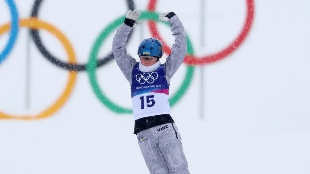 Спортсмен виступає на зимових Олімпійських іграх