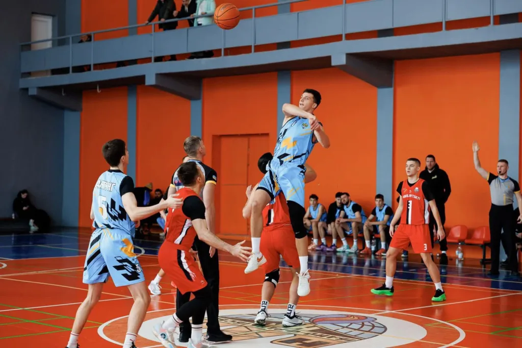 Баскетболісти змагаються за м’яч у спортивному залі