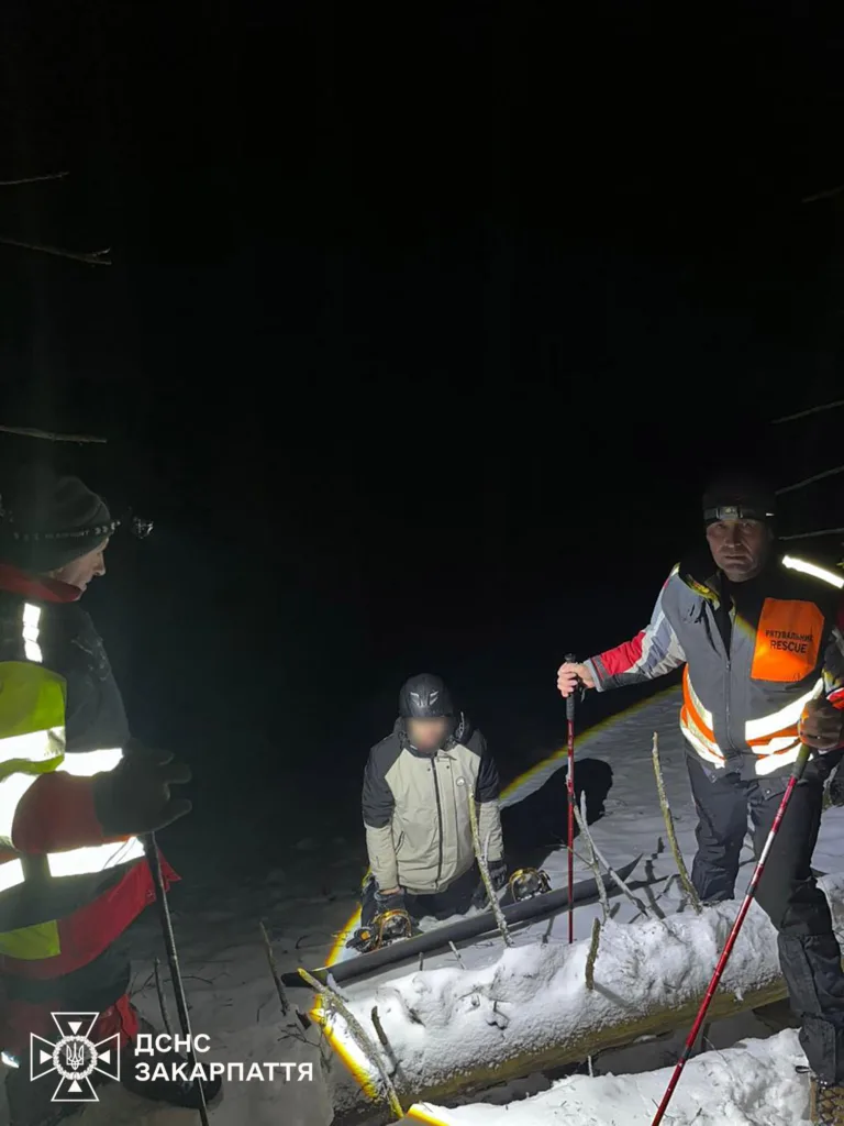 Рятувальники допомагають людині в горах узимку