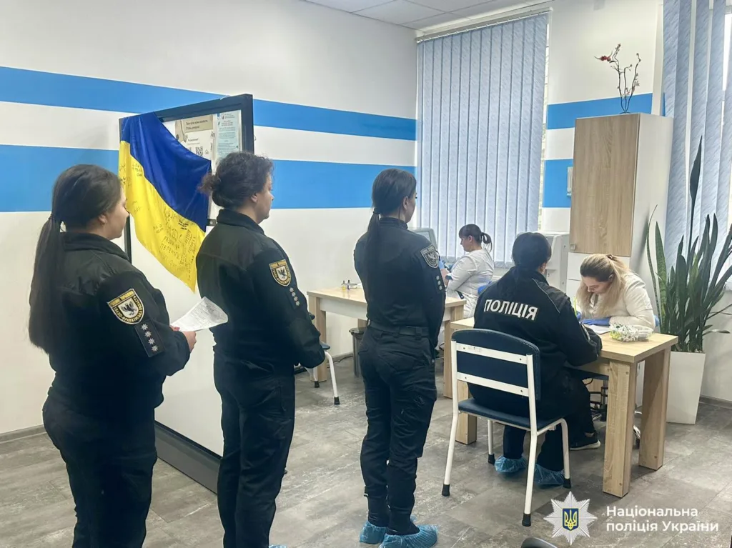 Поліція України проходить медичний огляд у кабінеті