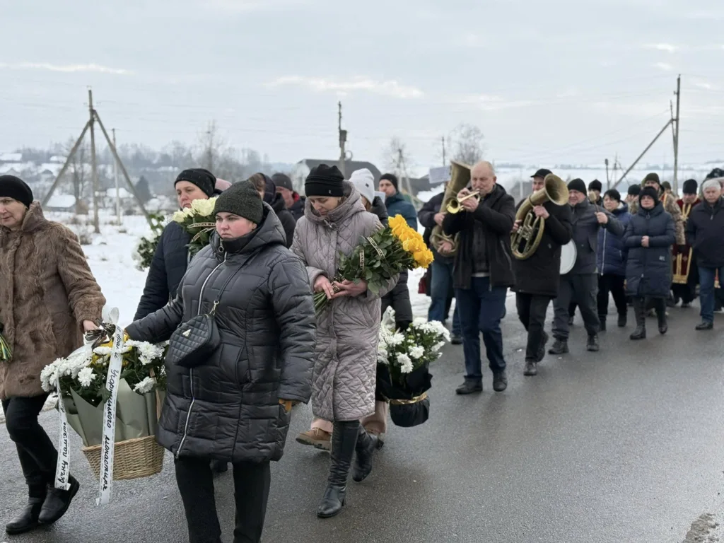 Похоронна процесія з музикантами та людьми з квітами