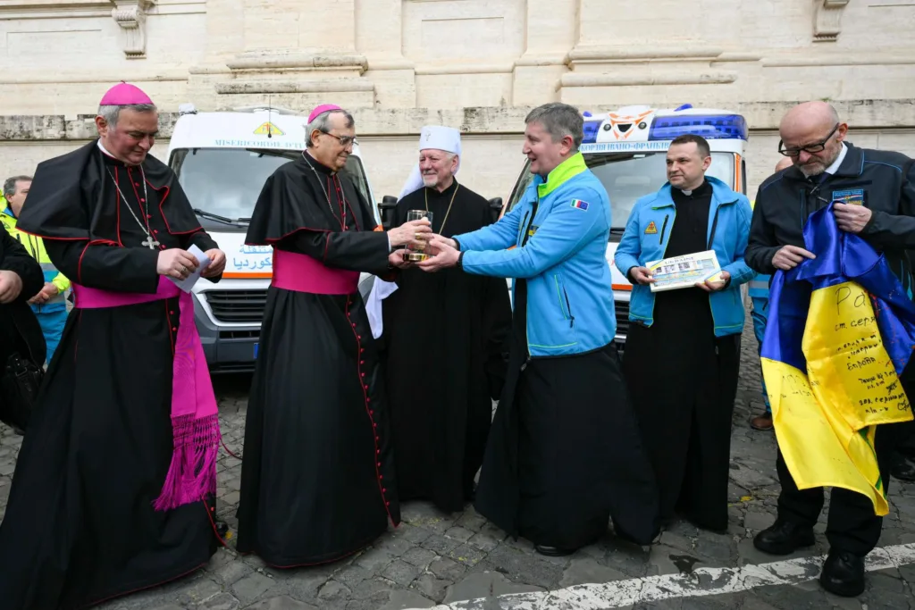 Священики отримують подарунки біля швидких допомог