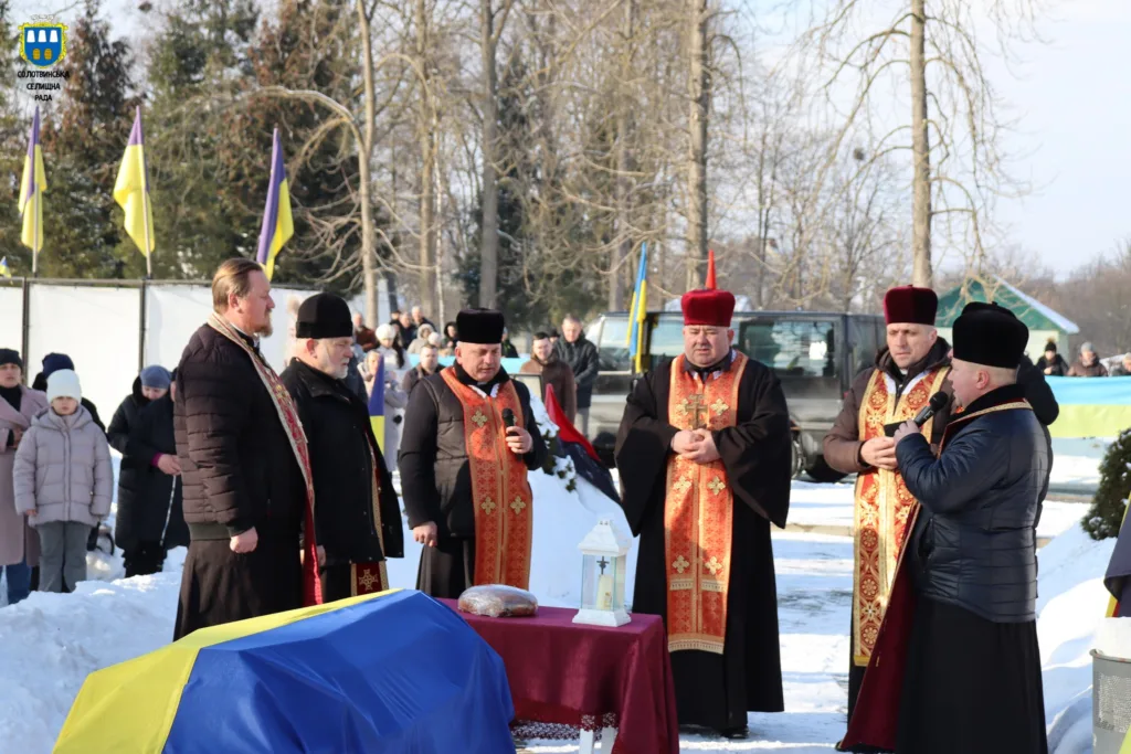 Священники проводять церемонію на вулиці взимку