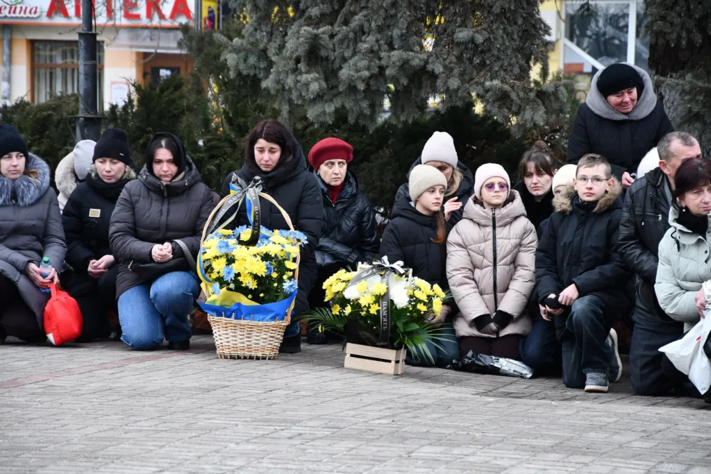 Люди вшанoвують пам'ять загиблих із квітами