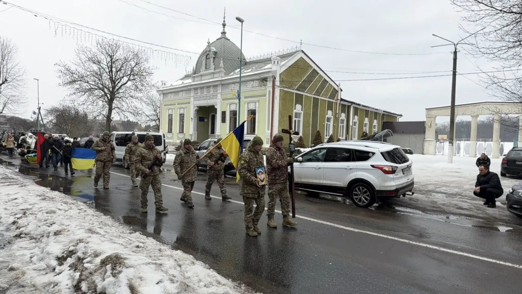 Військовий похід з українським прапором зимою
