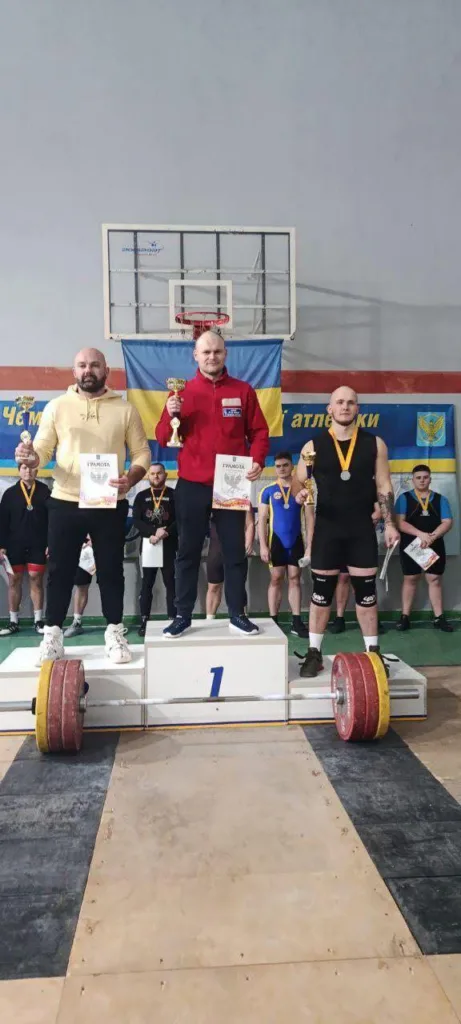 Переможці змагань з важкої атлетики на п'єдесталі