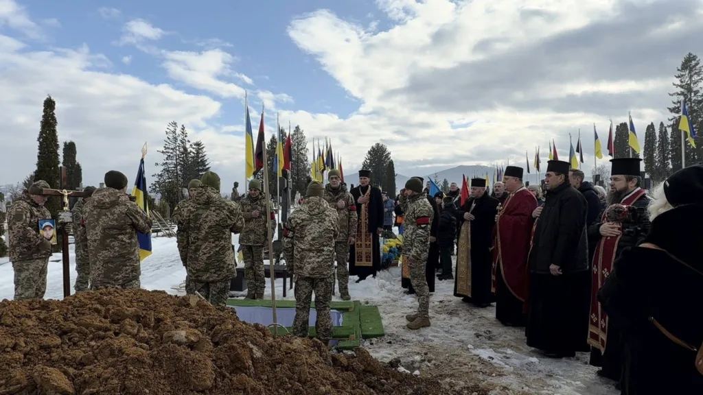 Похорон військового героя в Україні взимку