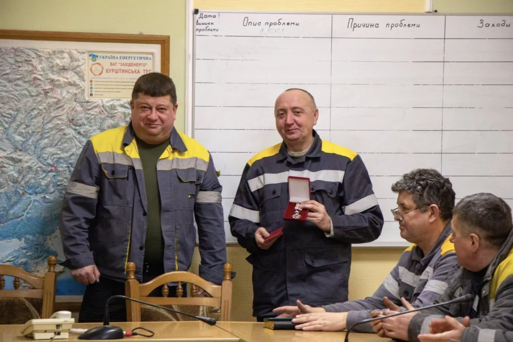 Працівники електростанції отримують нагороду на нараді