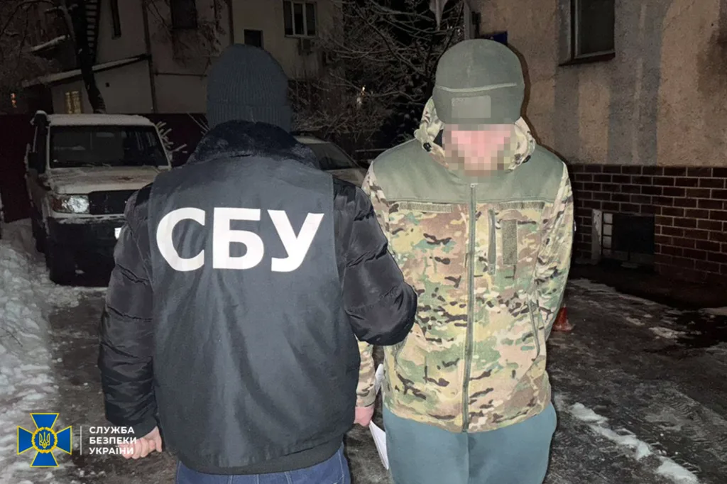 Офіцер СБУ затримує підозрюваного взимку