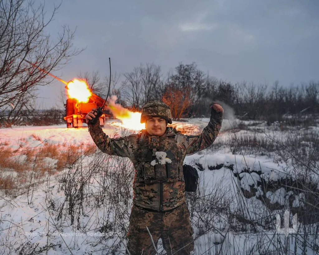 Український військовий на зимовому полі бою