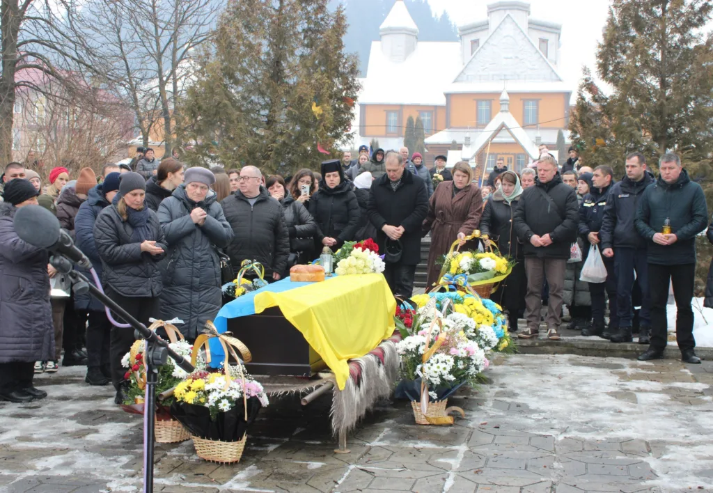 Похоронна церемонія з українським прапором і квітами