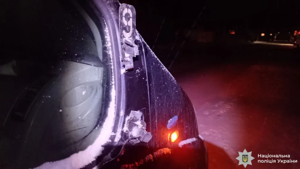 Пошкоджене авто вночі зі снігом