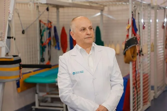 Лікар у білому халаті в реабілітаційному центрі