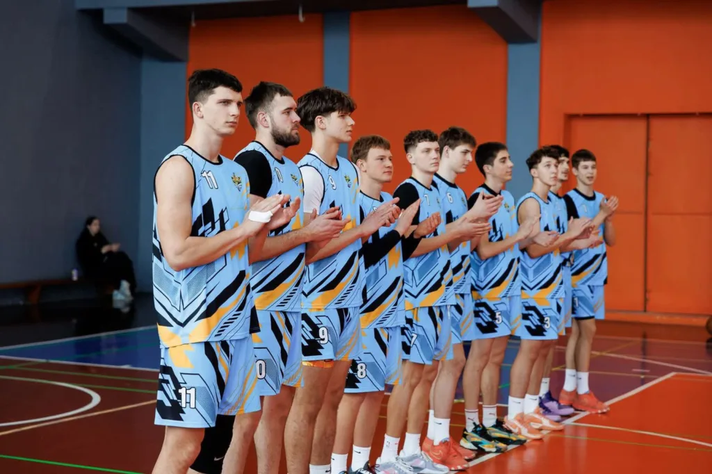 Молодіжна баскетбольна команда на спортивному майданчику