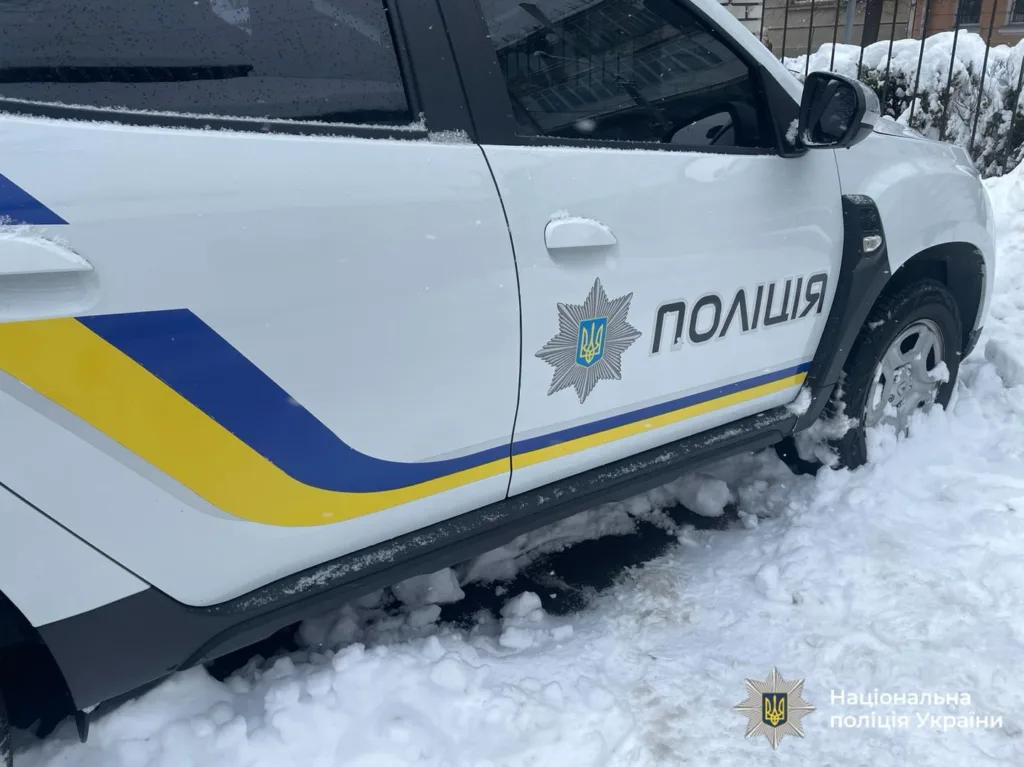 Поліцейський автомобіль України на снігу