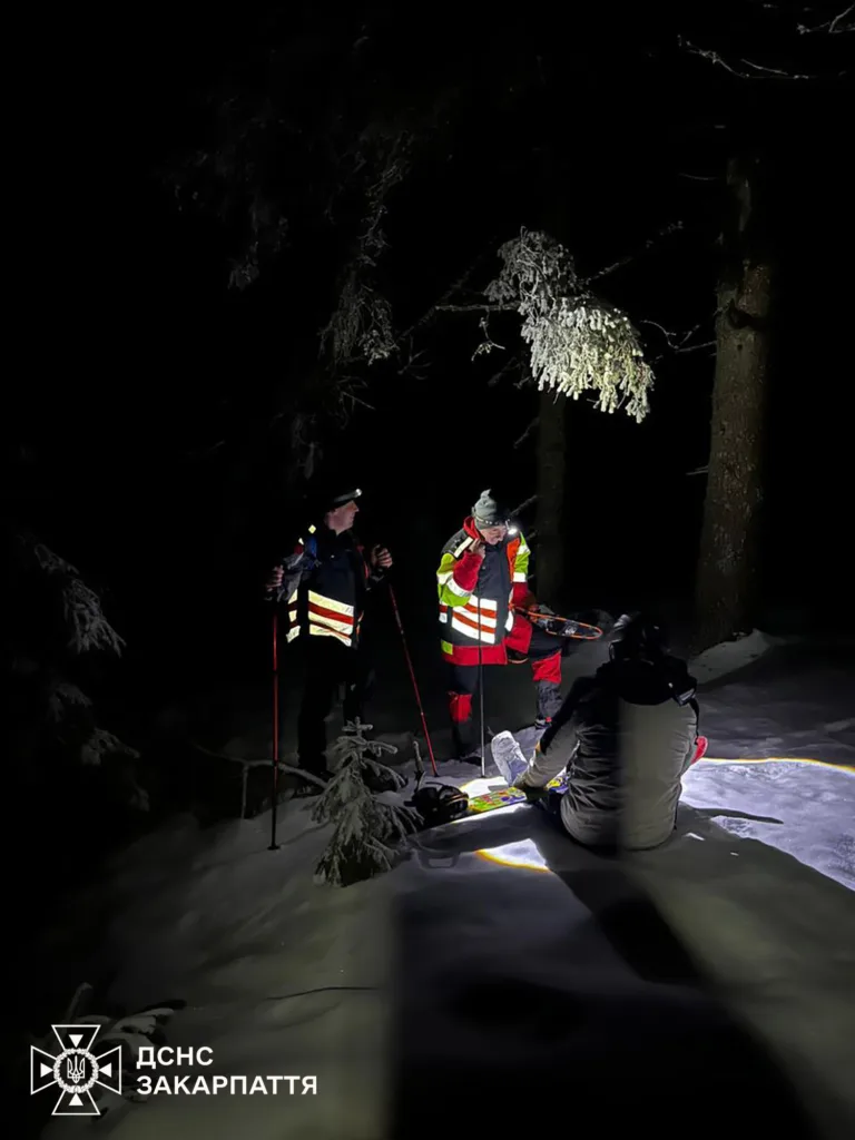Рятувальники допомагають туристу вночі у горах