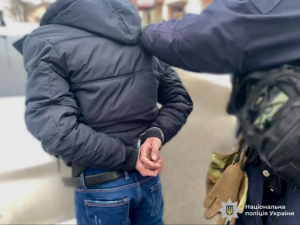 Поліція затримує підозрюваного на вулиці