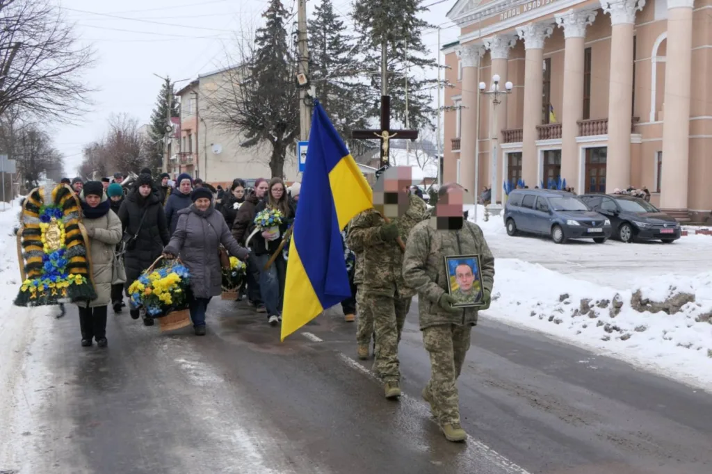 Прощальна хода з військовим у зимовому місті