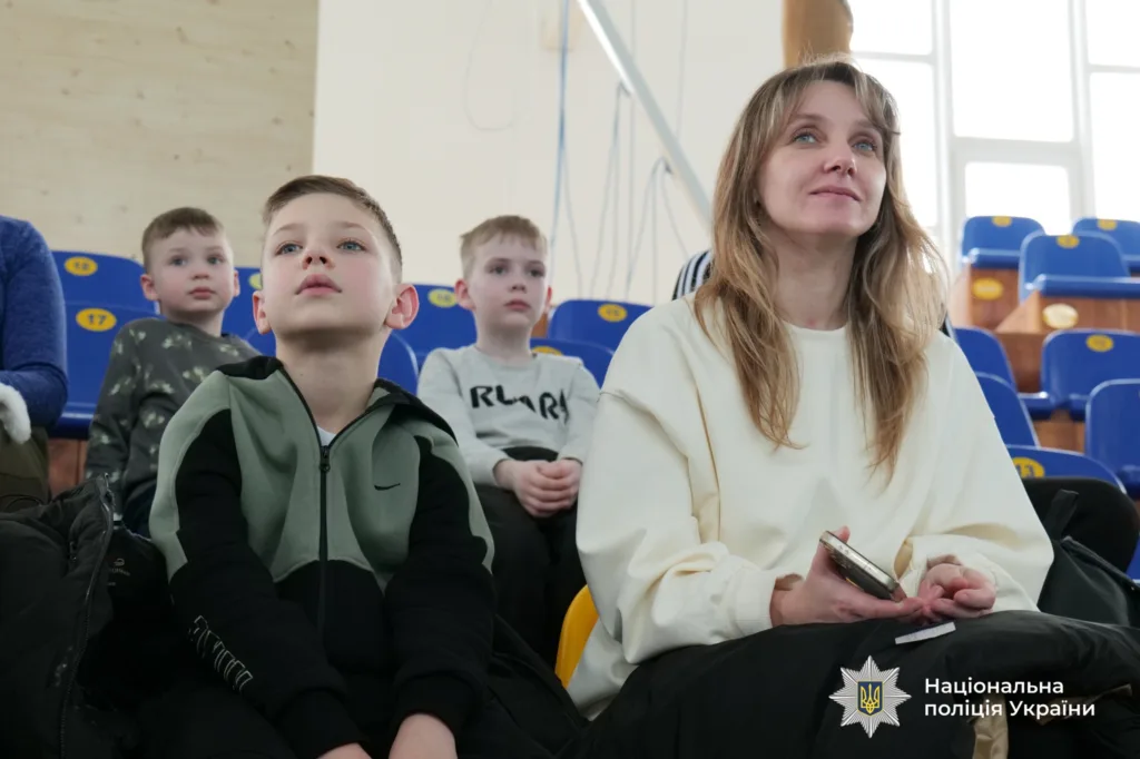 Діти та жінка на заході Нацполіції України