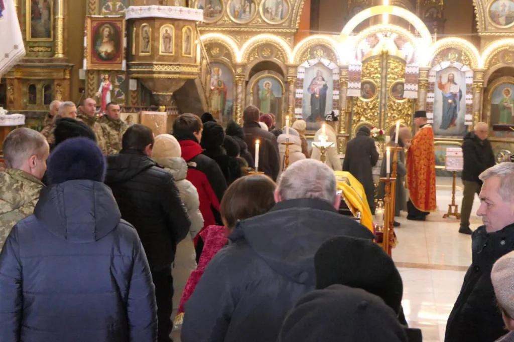 Люди в церкві під час богослужіння