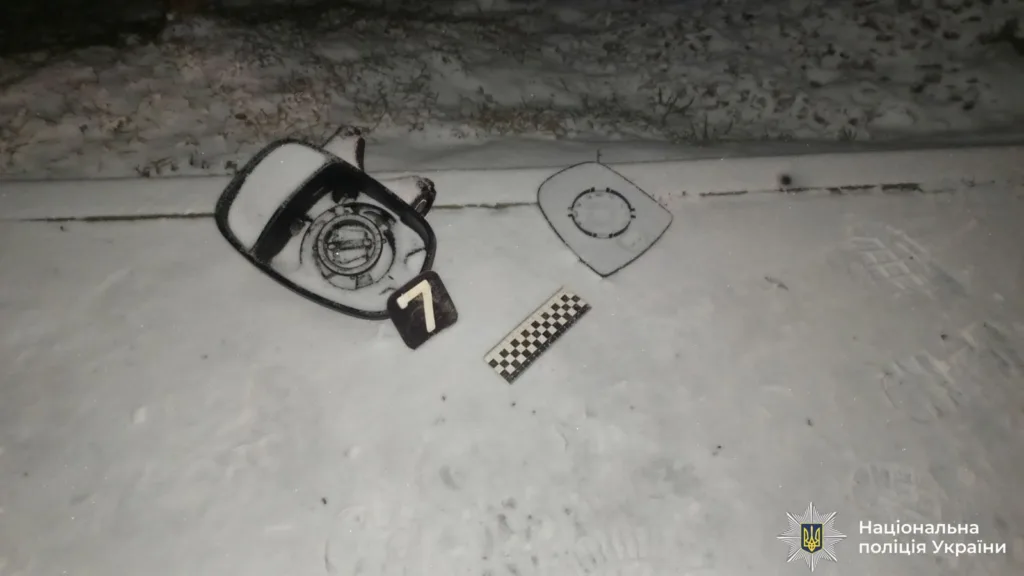 Фрагменти автомобіля на засніженій дорозі