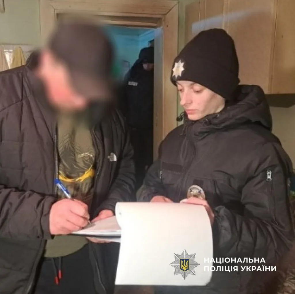 Поліцейський оформлює документи у приміщенні