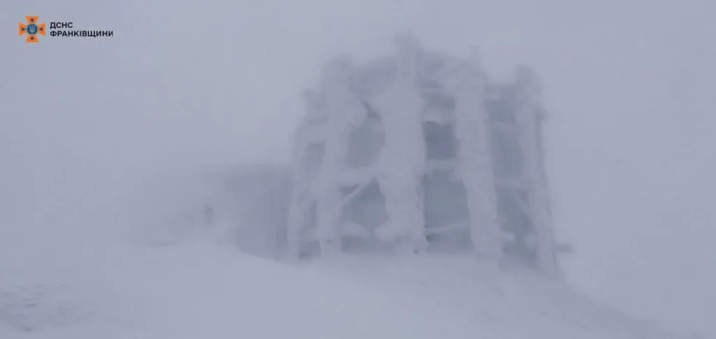Обмерзла будівля на горі в густому тумані