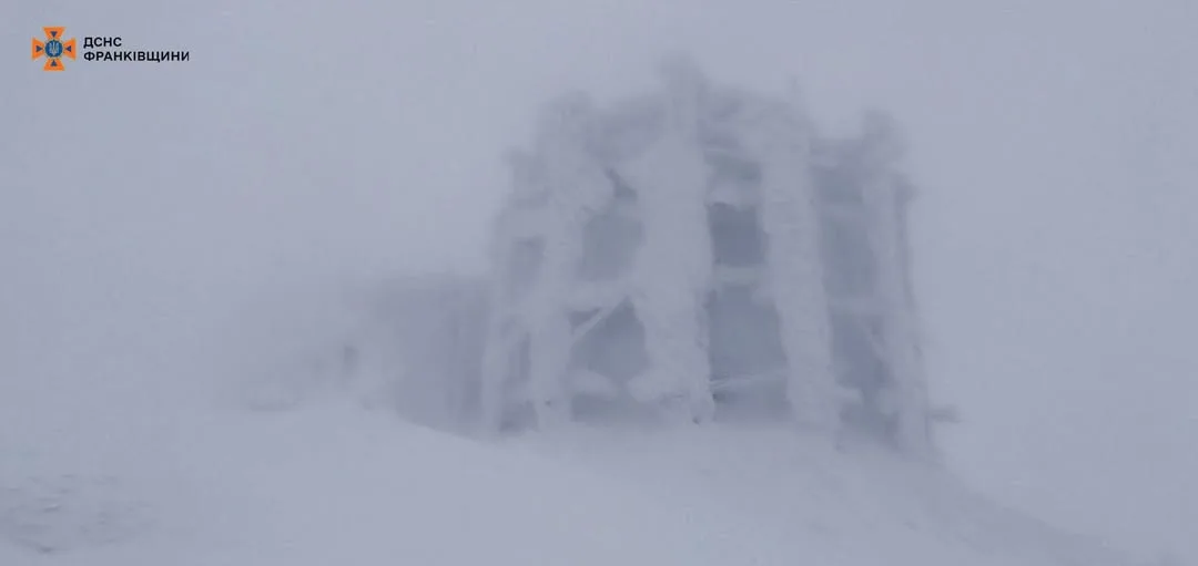 Обмерзла будівля на горі в густому тумані