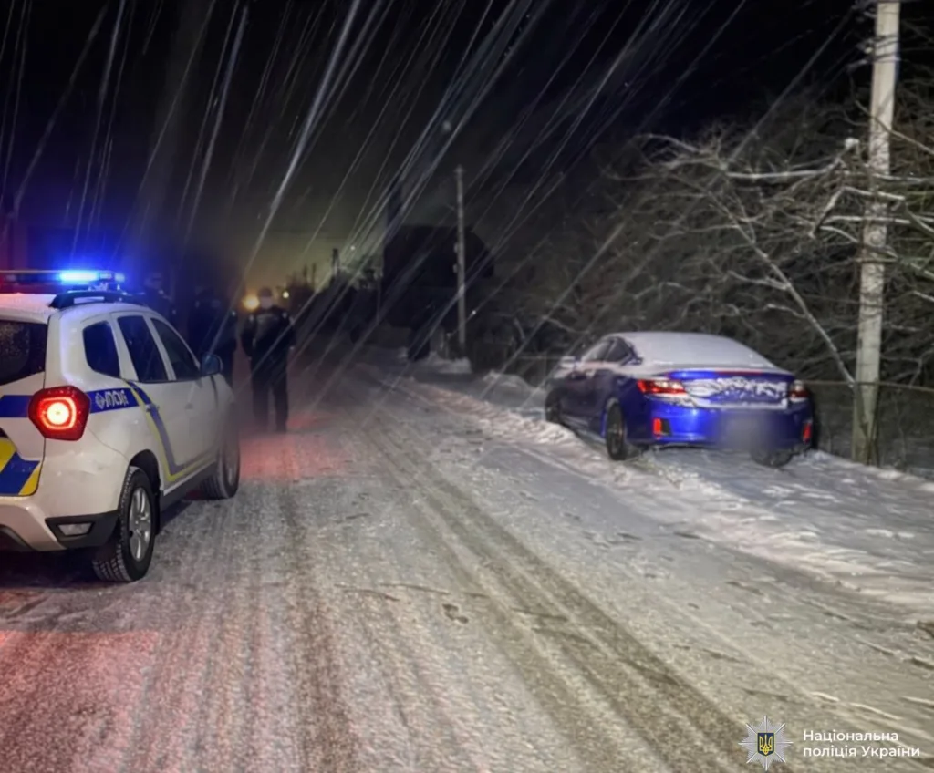 Поліцейські оглядають аварію на засніженій дорозі