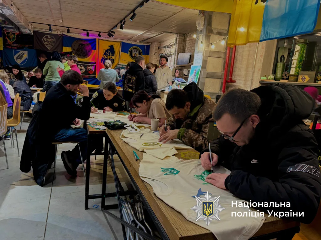 Люди розмальовують футболки на заході поліції України