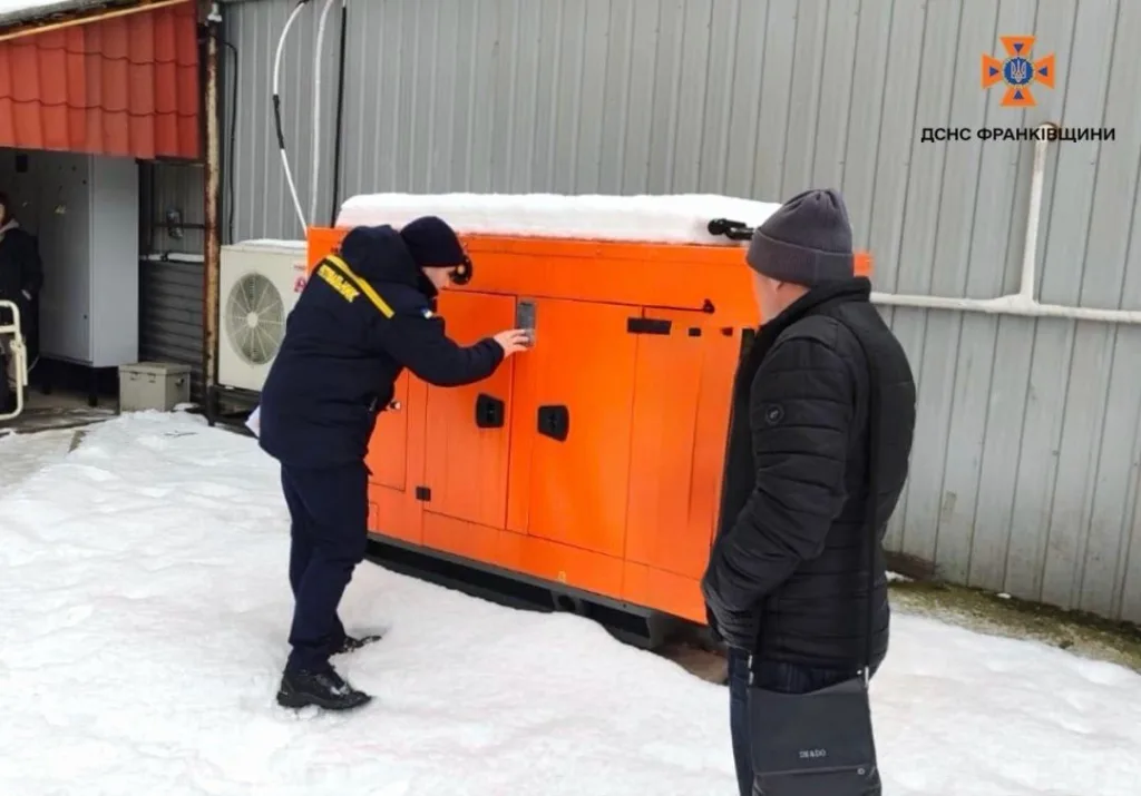 Рятувальники перевіряють помаранчевий генератор взимку