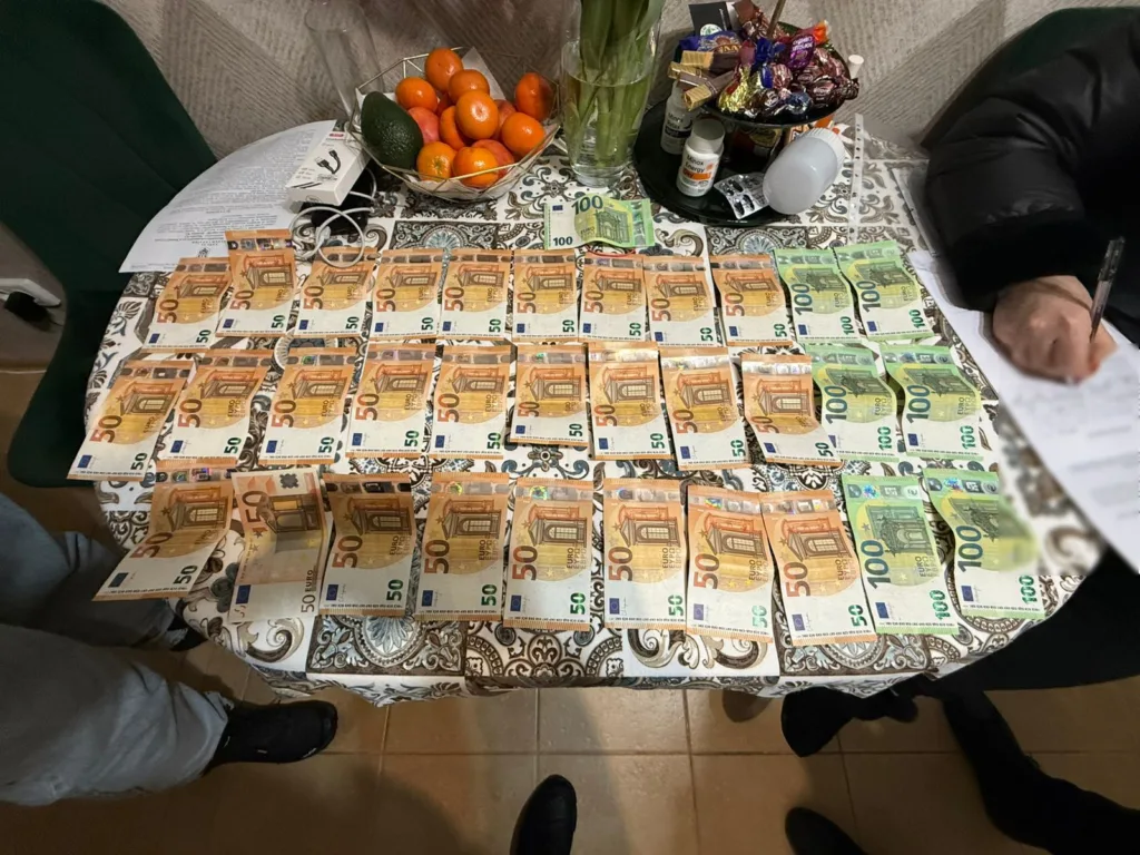 Євро банкноти розкладені на столі