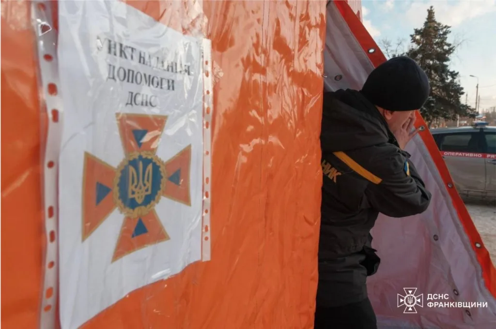 Рятувальник біля пункту допомоги ДСНС України