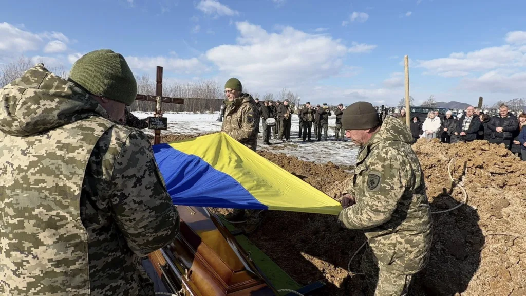 Поховання українського військового з прапором України
