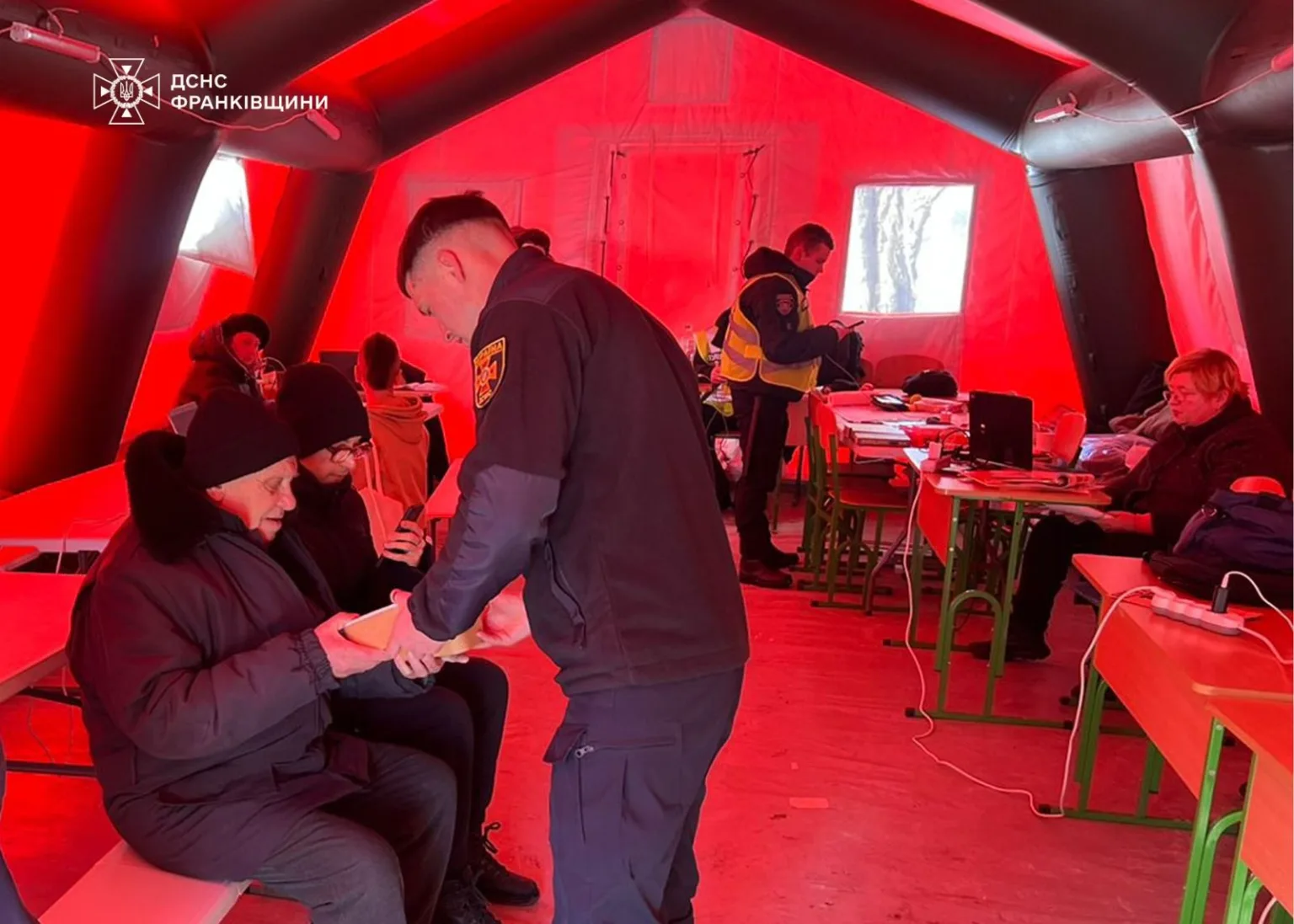Рятувальники допомагають людям у теплому пункті