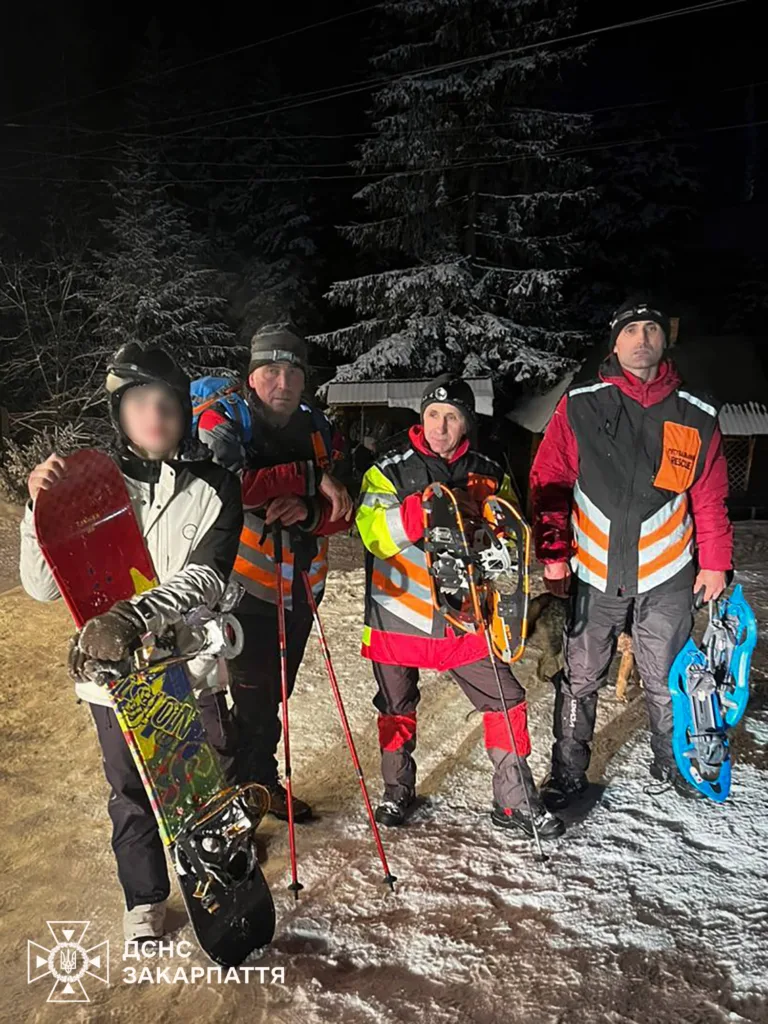Рятувальники допомагають лижнику в зимових Карпатах