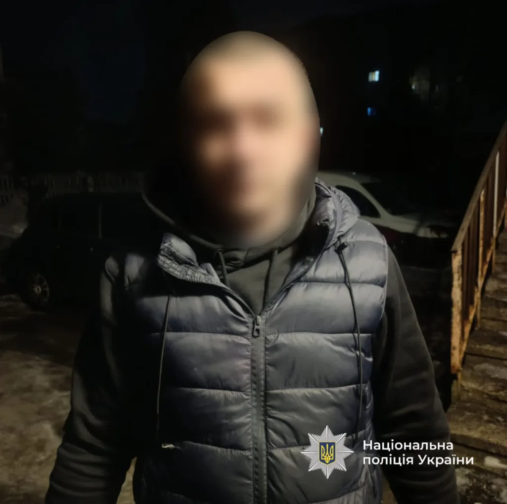 Затримана особа біля будинку вночі