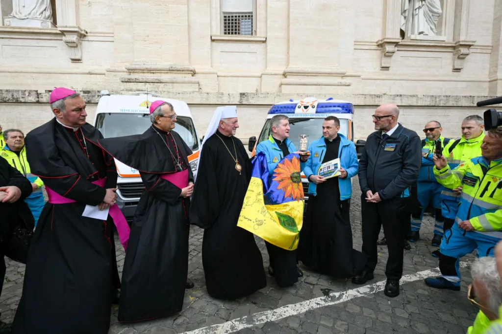 Священники та волонтери біля карет швидкої допомоги